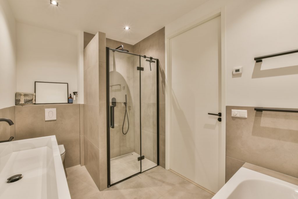salle de bains pour seniors avec douche italienne
